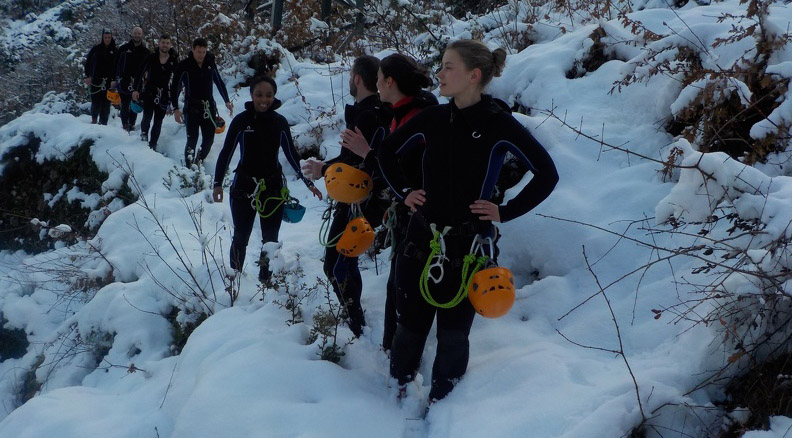 Sortie canyoning en eau chaude sous la neige