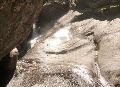 toboggan en canyoning avec eau verte