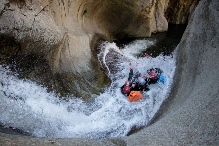 toboggan et convivalité en canyon toboggan en canyoning
