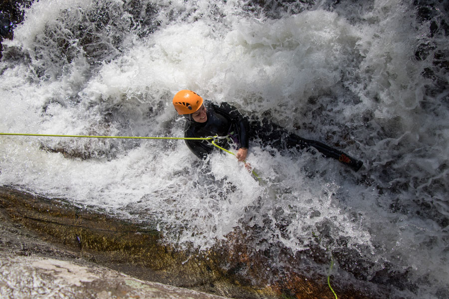 descente en rappel en canyoning rappel dans cascade pour l'activité canyoning dans les pyrenees