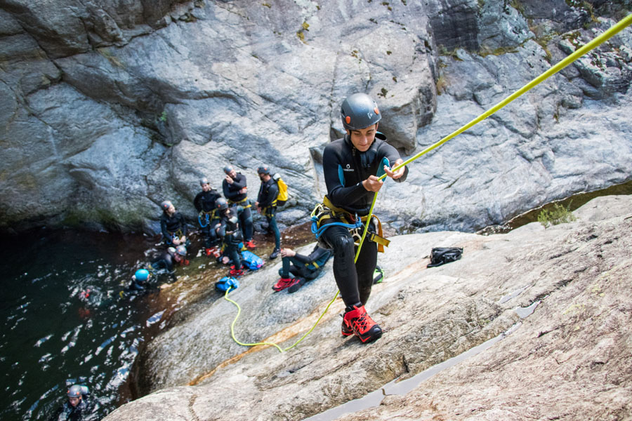 escalade aux anelles entrainement du canyoning avec une corde