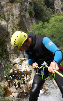 Rappel en canyoning dans les Pyrénées Orientales, du haut d'une cascade de 50 mètres