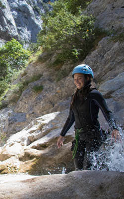 Marche dans le canyon de Galamus à la journée