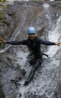Glissade en canyoning sur un toboggan naturel des Pyrénées Orientales