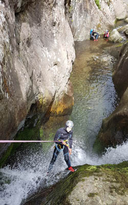 Descente en rappel en canyoning au Canigou dans une cascade