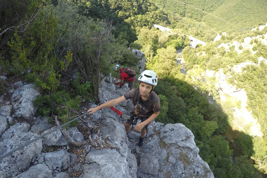 via corda dans l'Aude via ferrata dans les gorges de l'Aude
