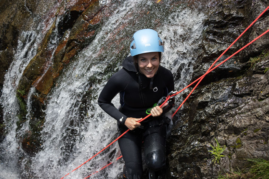 femme qui descend en rappel en languedoc roussillon