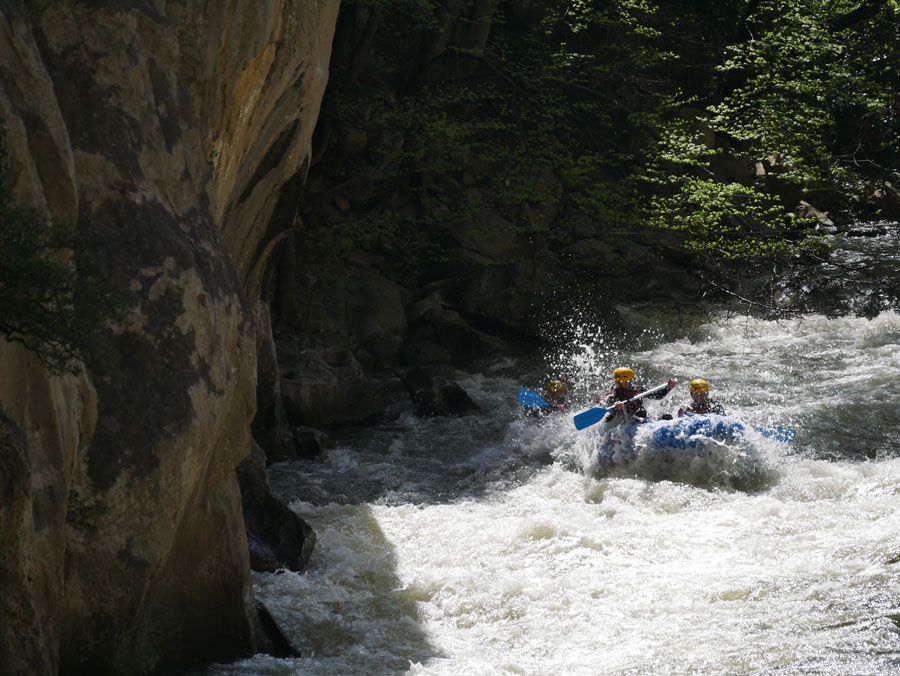 rafting sportif au printemps dans les Pyrénées