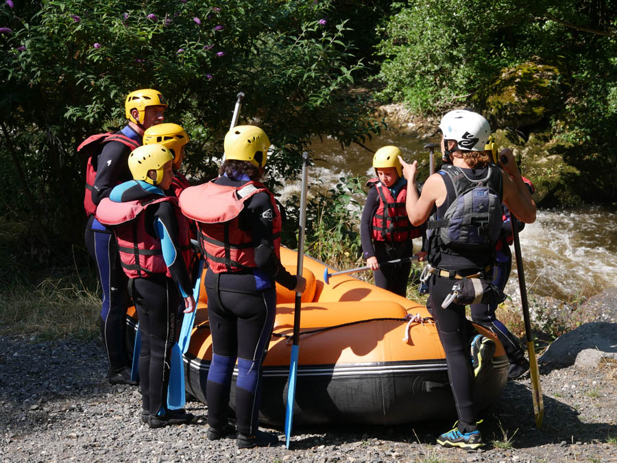 explications lors d'une sortie rafting à Axat