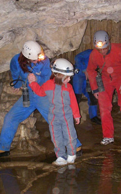 Famille en spéléologie en Ariège dans les Pyrénées