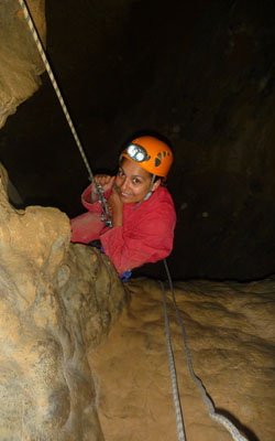 Descente en rappel en spéléologie dans les Pyrénées