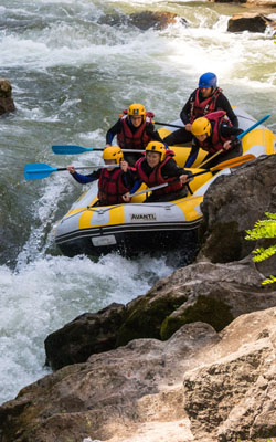 Passage d'un rapide en rafting sur l'Aude à Belvianes et Cavirac