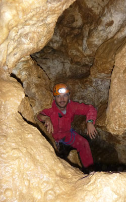 Escalade dans une grotte en spéléologie près de Perpignan