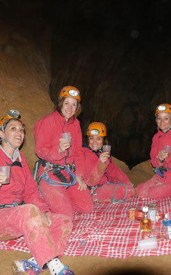 Femmes qui boivent un verre dans une grotte pour fêter une occasion spéciale