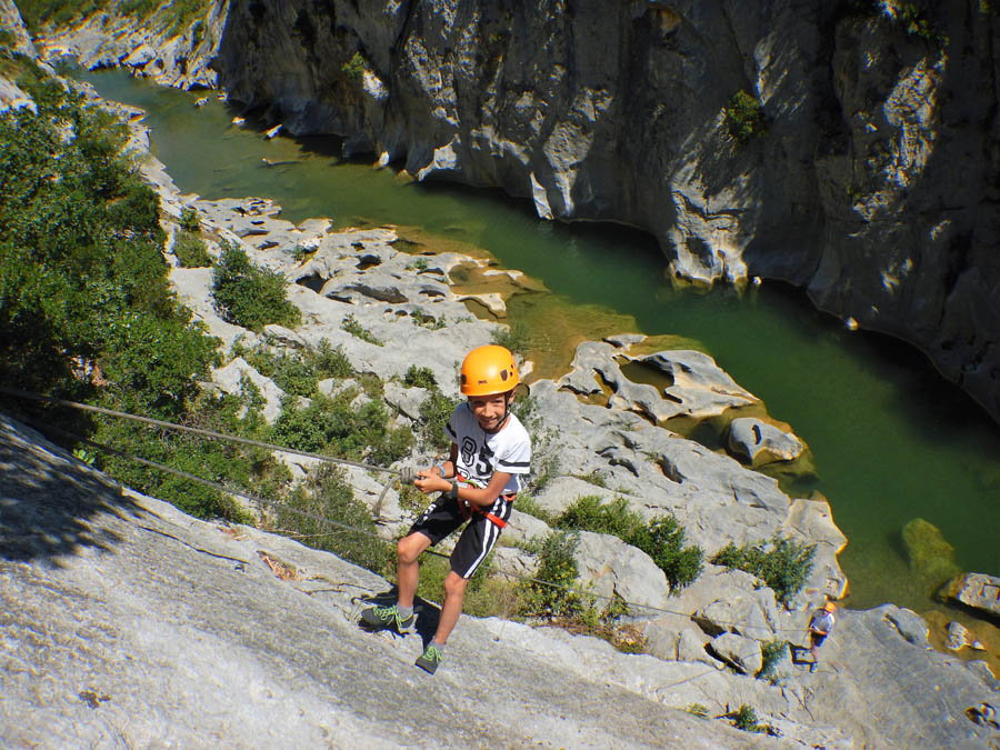 Enfant qui fait de l'escalade sur une falaise