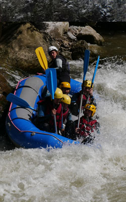 rafting pour EVG equipe de raft d'hommes
