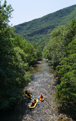Découverte du canoë gonflable sur une aprtie calme des gorges de l'Aude