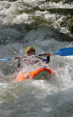 Kayak gonflable sportif Passage d'un rapide de classe 3 en kayak gonflable dans les gorges de l'Aude
