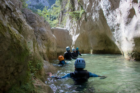 nage en canyoning dans les gorges