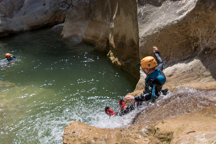 glissade en canyoning sur du tuf