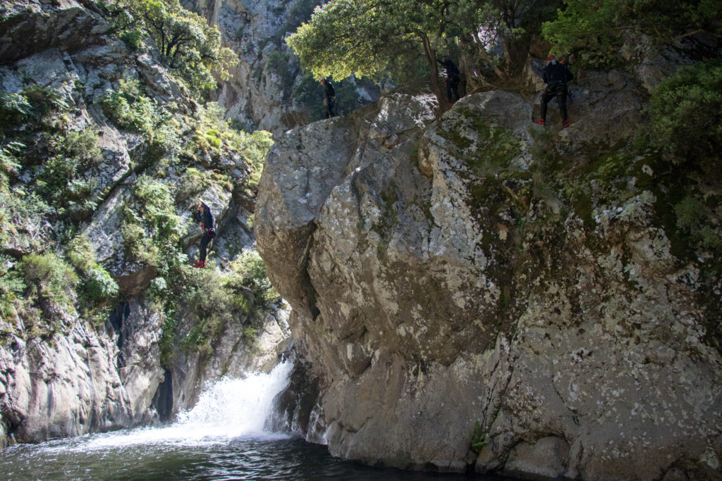 Saut de 9 mètres en canyoning au Llech près de Perpignan