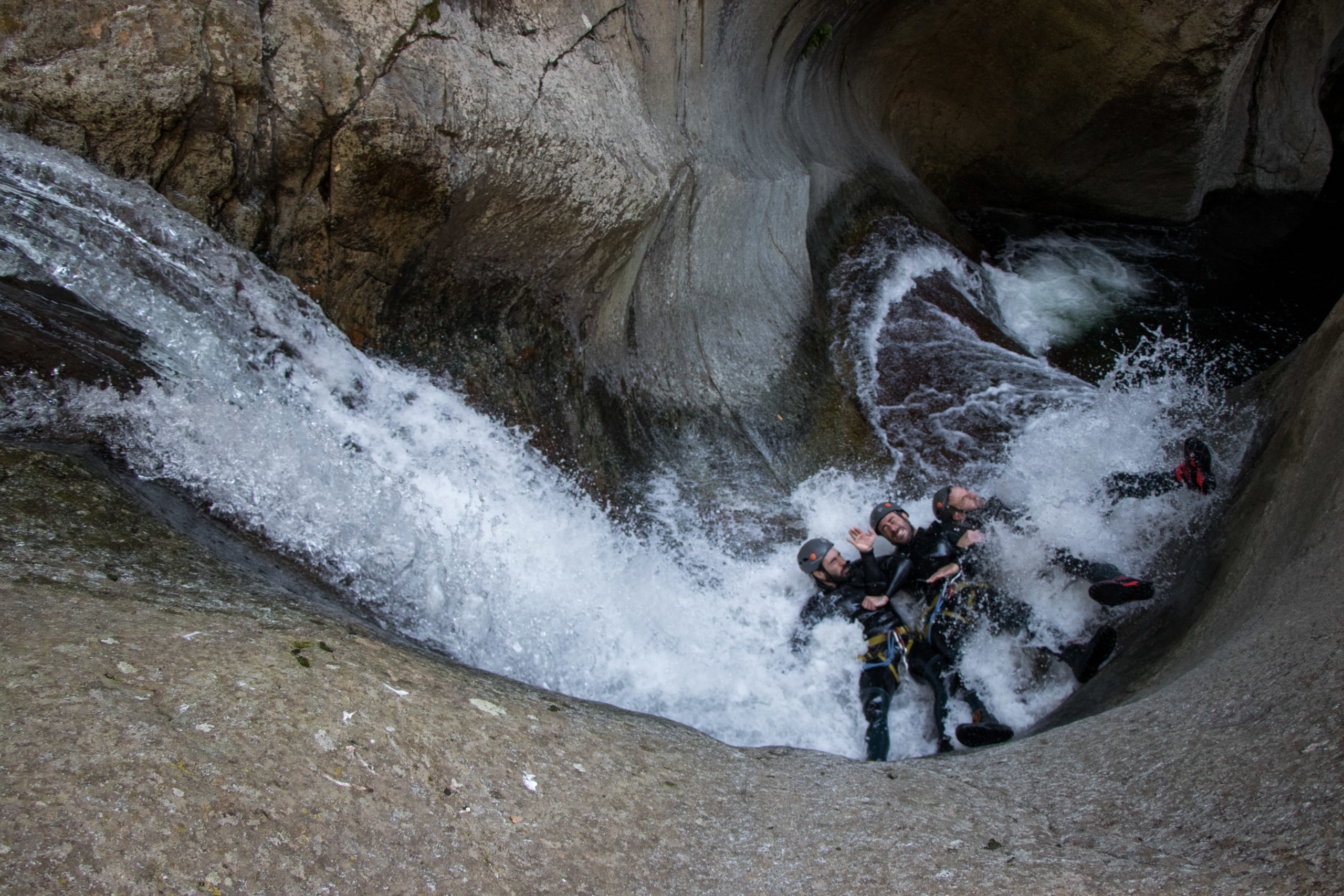 toboggan en canyoning, glissade à 3 personnes