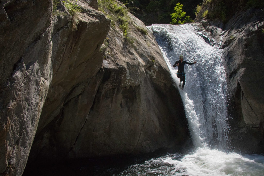 Toboggan debout en canyon