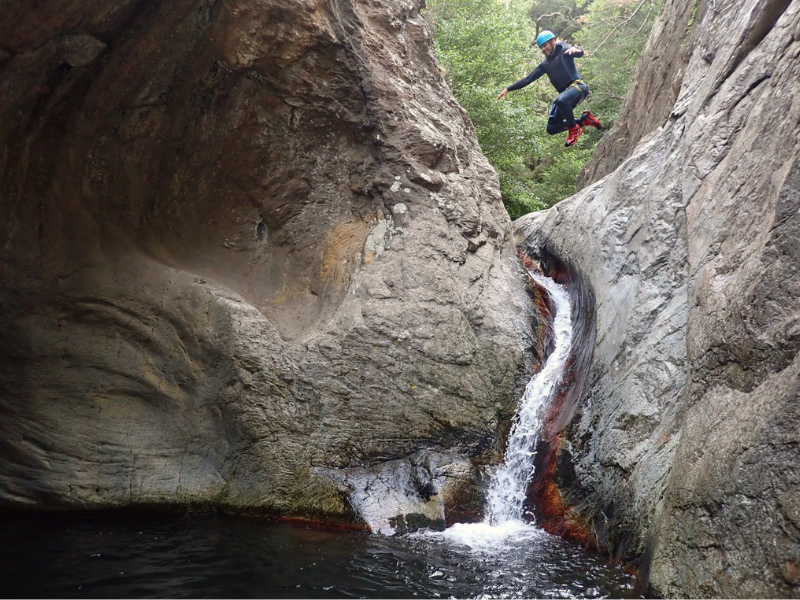 Canyoning Céret - Saut de 5 métres entrainement du canyoning avec une corde