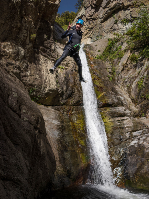 Saut dans des piscines naturelles canyoning