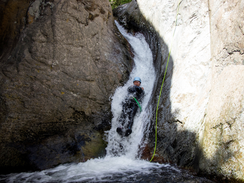 descente de rivière tobbogan naturel en toboggan naturel en canyoning