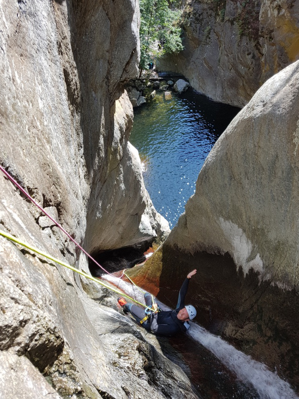 grande cascade du canyon des anelles rappel dans cascade pour l'activité canyoning dans les pyrenees