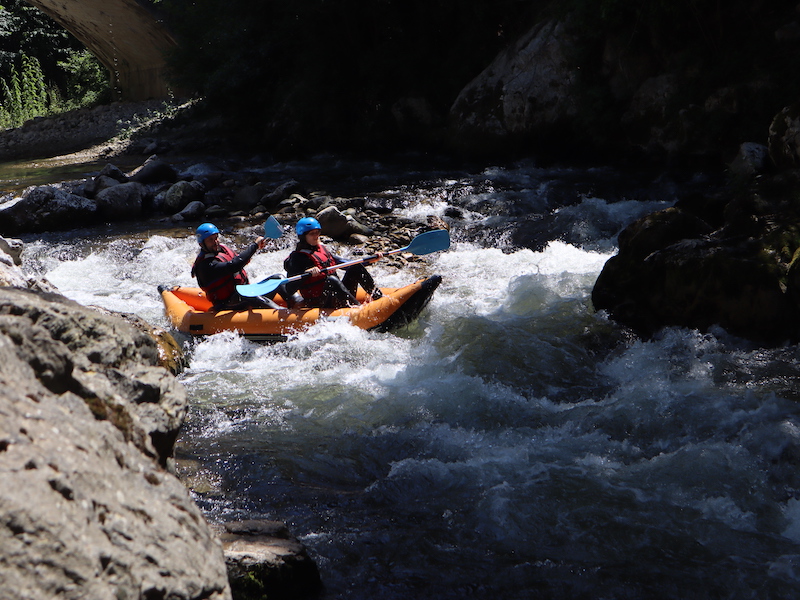 canoe sportif en rivière dans les pyrénées