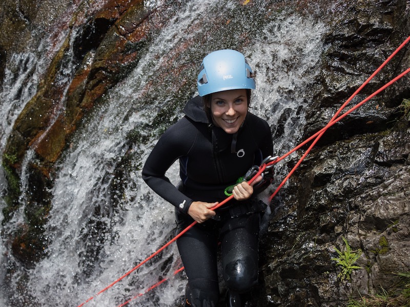 une aventure unique dans les Pyrénées-Orientales, entre cascades et falaises