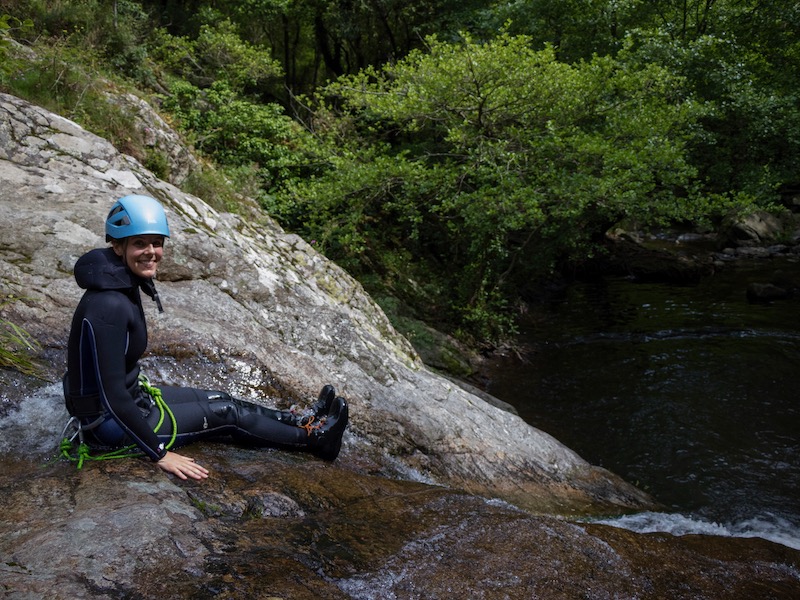 Les Pyrénées-Orientales offrent des paysages époustouflants pour des escapades de canyoning avec vos proches, près de Céret