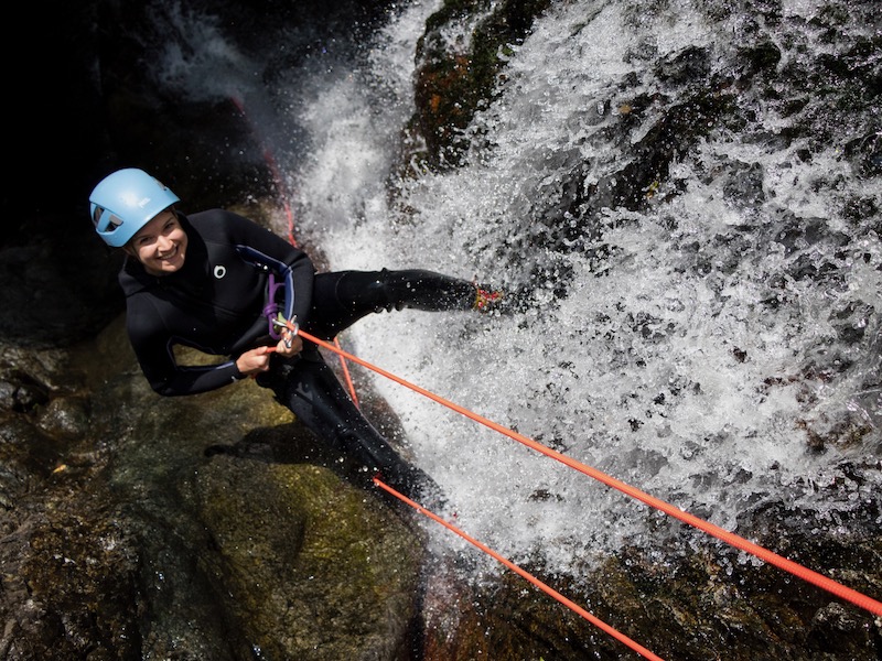 Découvrez les joies du canyoning et l'esprit d'aventure dans le département du 66, une expérience inoubliable