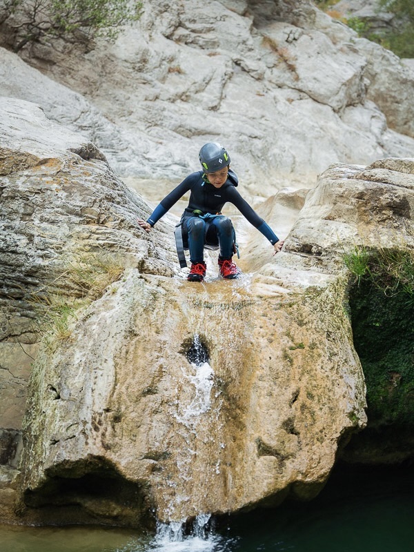 découverte du canyoning par des enfants proche de Narbonne dans les Corbieres