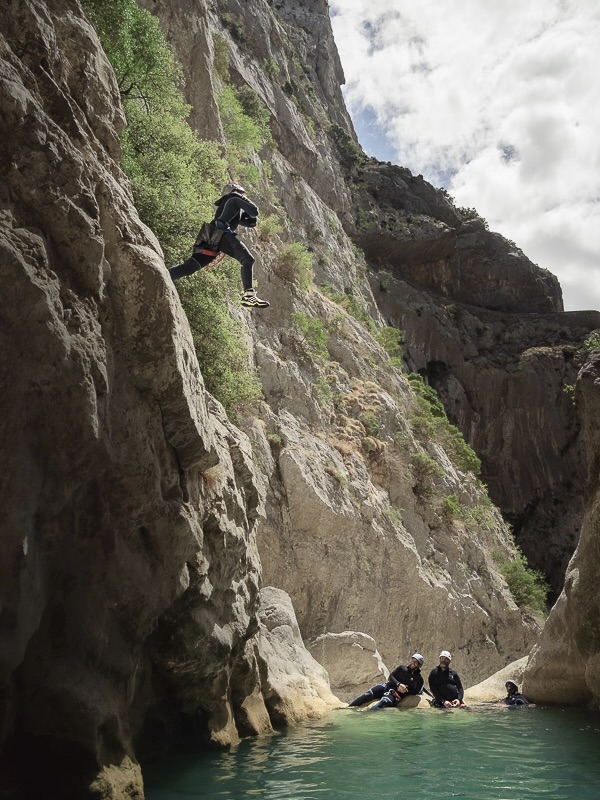 1 ere expérience de saut en canyoning proche de Perpignan dans les gorges de Galamus