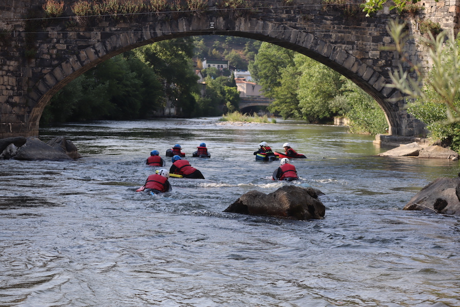 Passage en hydrospeed sous le pont vieux de quillan dans le centre historique près du chateau