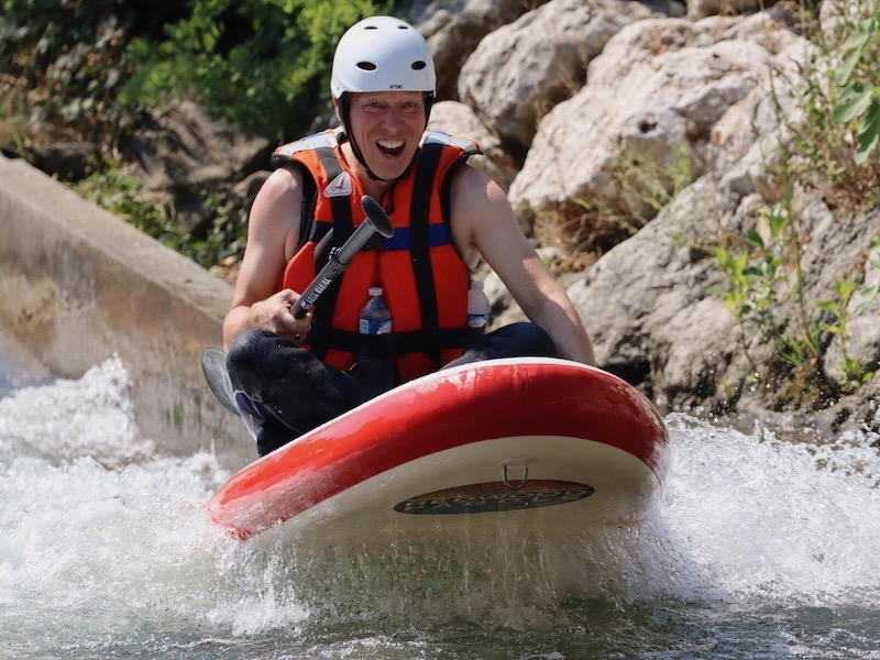 toboggan en paddle board riviere dans le sud de la france