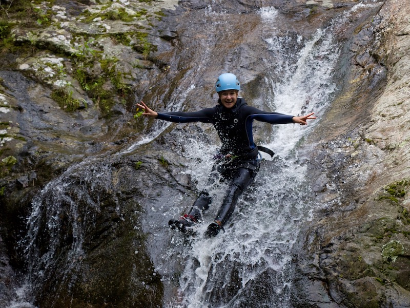 Les Pyrénées-Orientales offrent un terrain de jeu idéal pour les passionnés de canyoning, à quelques pas de Perpignan