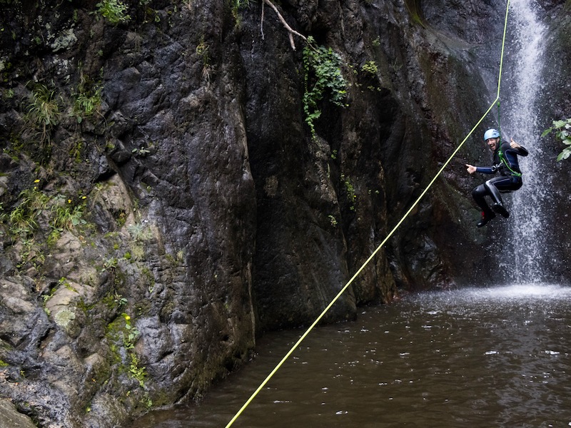 une expérience de canyoning à couper le souffle au printemps, entre amis, près de la frontière espagnole