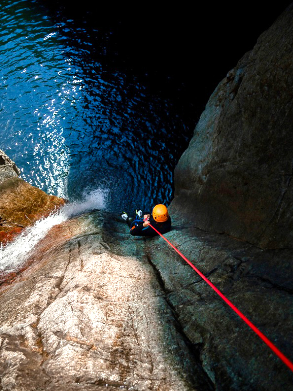 descente des rivières en canyoning dans les pyrenees orientales