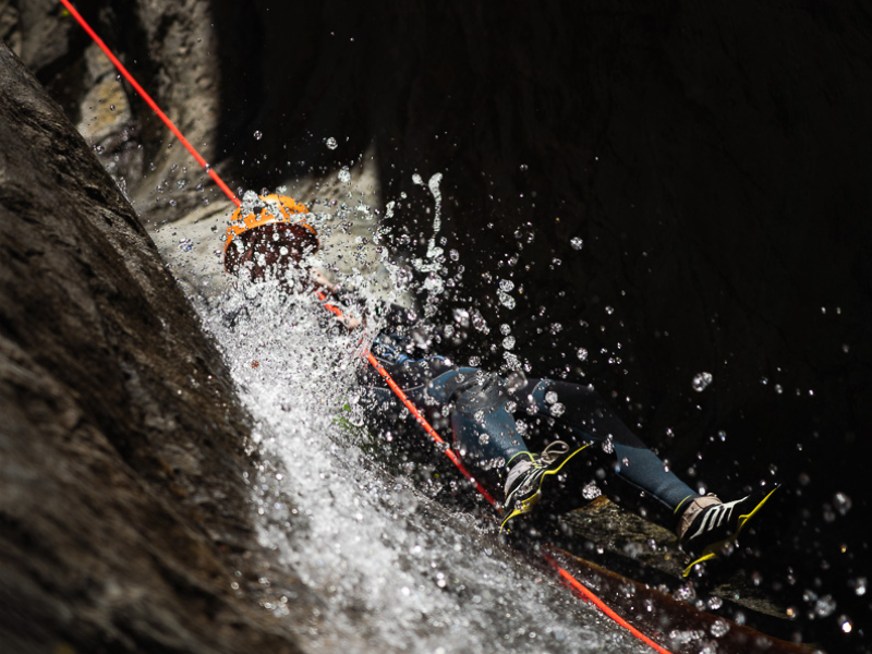 descente sous cascades dans le canyoning de Céret