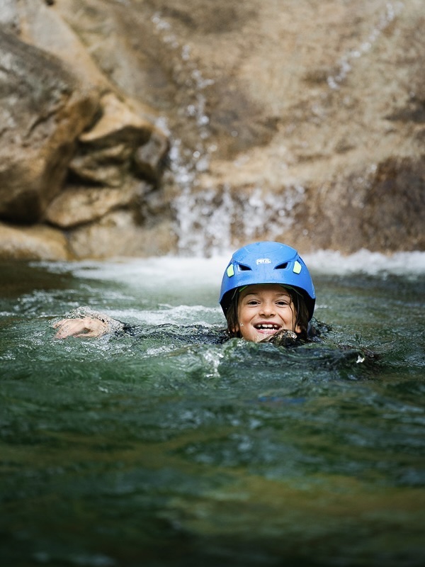 Petite fille qui s'initie au canyoning dans les gorges de Galamus dans les Corbieres