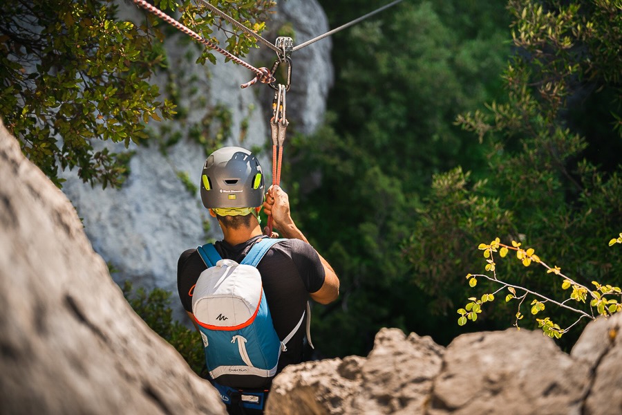 Descente en tyroliennes dans un canyon sauvage dans la vallée de l'Aude