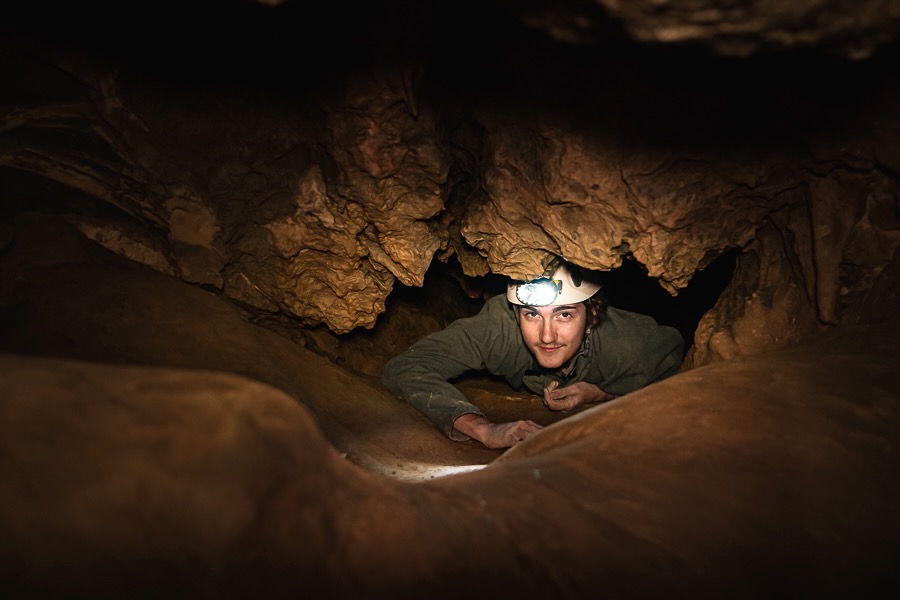 Traversée souterraine épique entre amis dans les grottes des corbières dans l'Aude