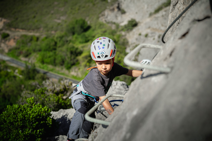 Quel est le matériel nécessaire pour faire de la via ferrata ? Le matériel utilisé en via ferrata comprend généralement un baudrier muni de longes équipées d'un absorbeur de chute, un casque pour protéger la tête des chutes de pierres et des chocs, ainsi qu'un descendeur et une poulie, selon les parcours. Ces équipements assurent la sécurité des participants en les aidant à s'attacher aux câbles et à progresser le long de l'itinéraire de manière contrôlée. Il est essentiel de bien vérifier et d'utiliser correctement ce matériel avant de commencer une via ferrata afin d'assurer une pratique sûre de cette activité.