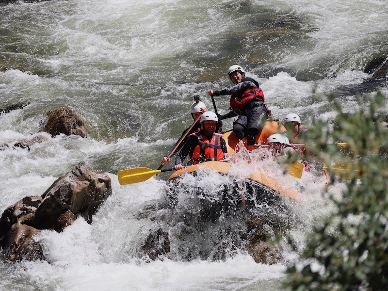 Sensations en rafting avec un groupe d’amis dans les pyrénées