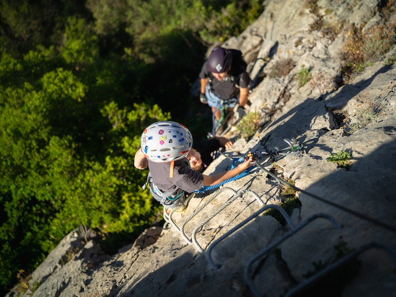 Les enfants découvrent la via ferrata à Saint-Paul-de-Fenouillet dans les pyrenees orientales