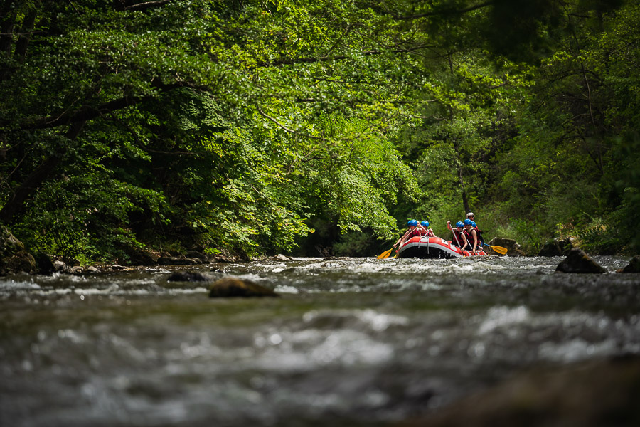 Descente de rafting entre amis dans les pyrénées